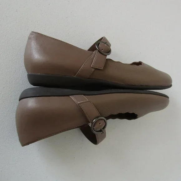 Trotters Sugar Leather Flat Shoe - Picture 8 of 8